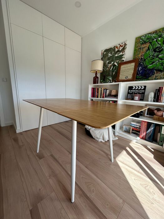 Mesa versátil cor pinho, pés em branco