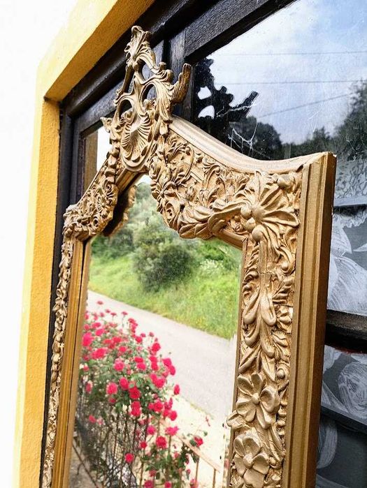 Espelho antigo com moldura dourada entalhada