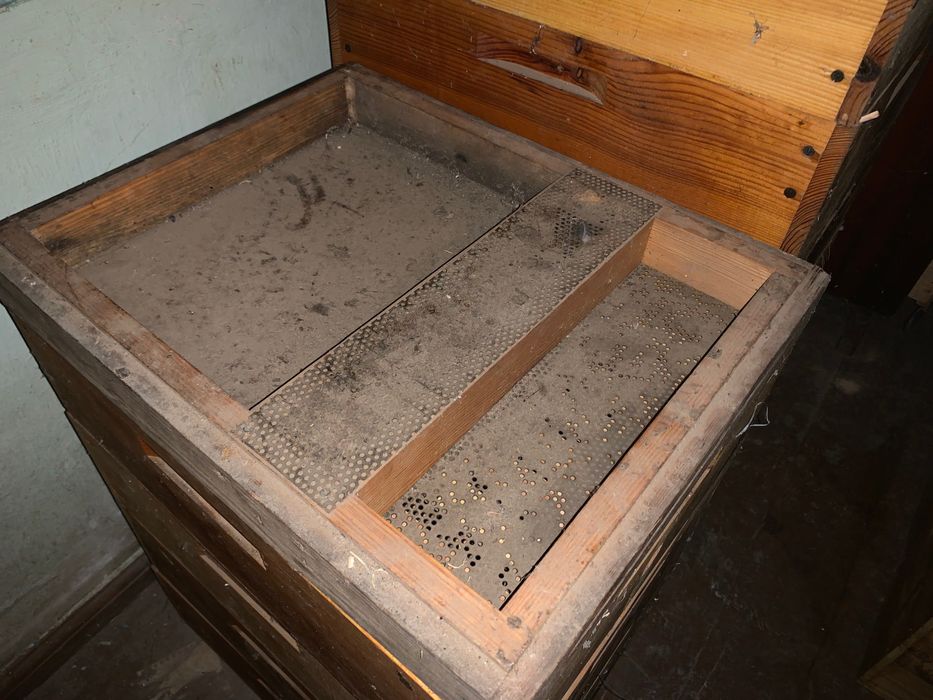 Магазинные корпуса на 9 рамок полностью укомплектованы рамками