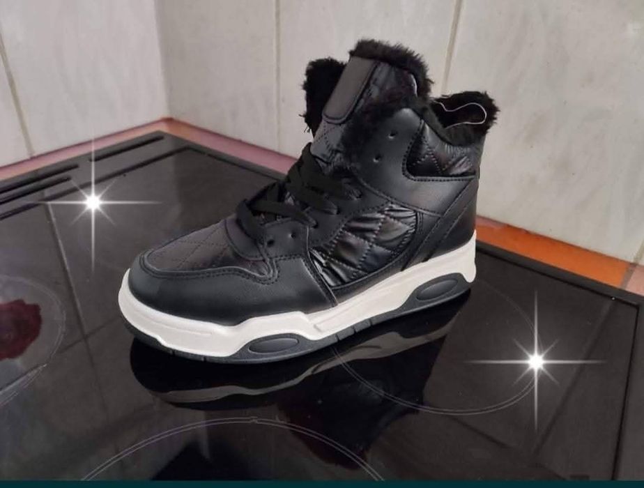 Зимові жіночі кросівки.