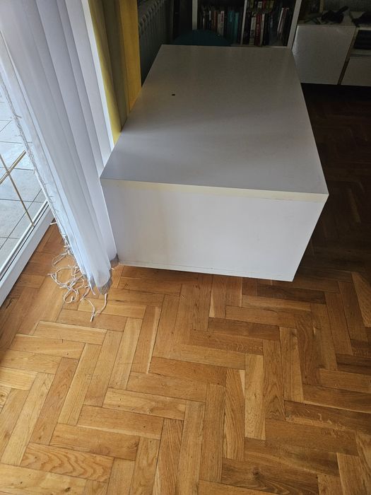 Stolik na kólkach z szufladami