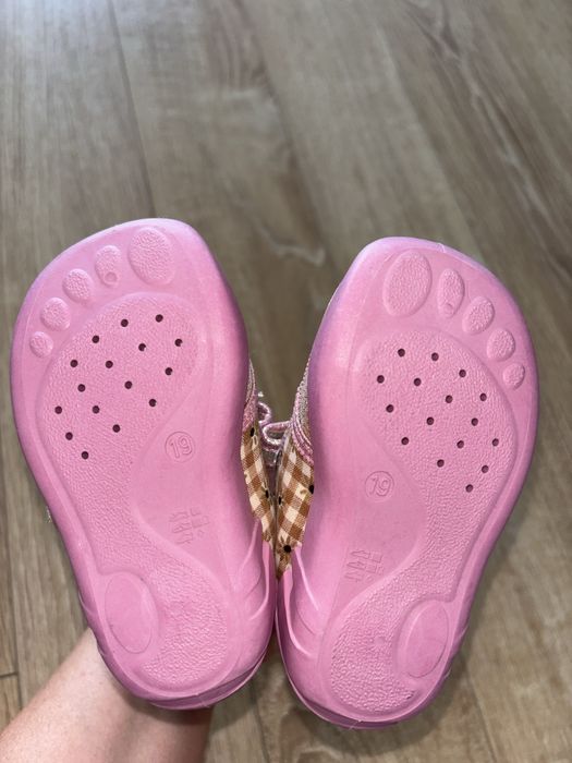 Nowe Dziewczęce kapciuszki do żłobka rozm. 19 Kapcie