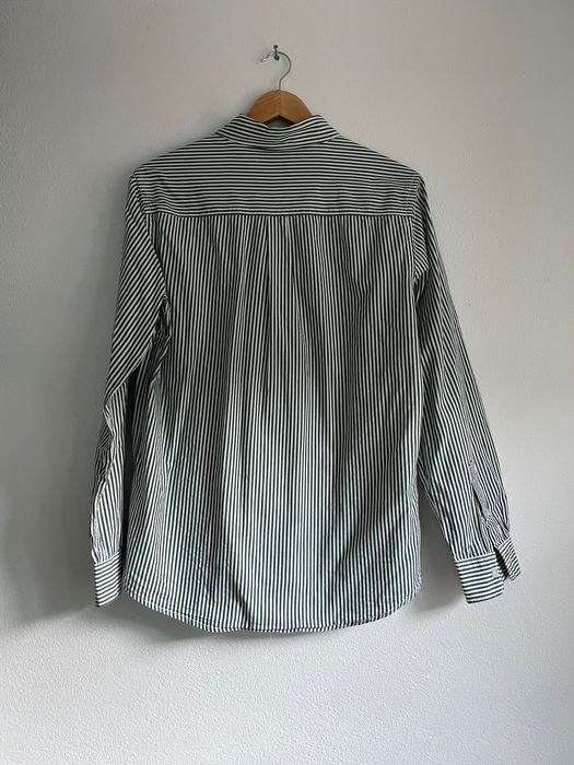 Camisa verde e branca às riscas