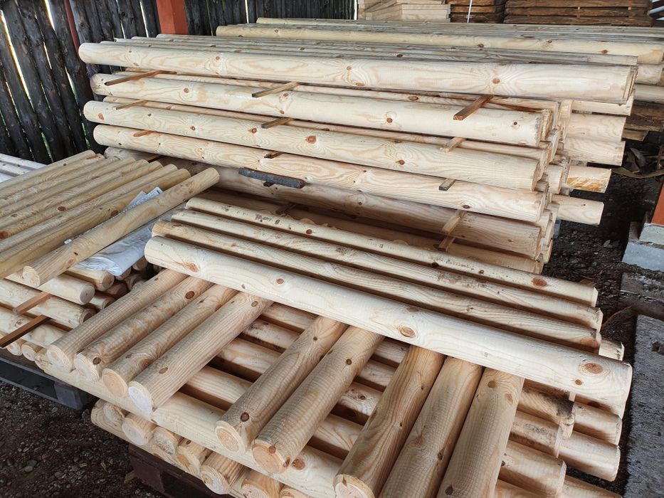 Paliki toczone, słupki drewniane, palisada, huśtawka