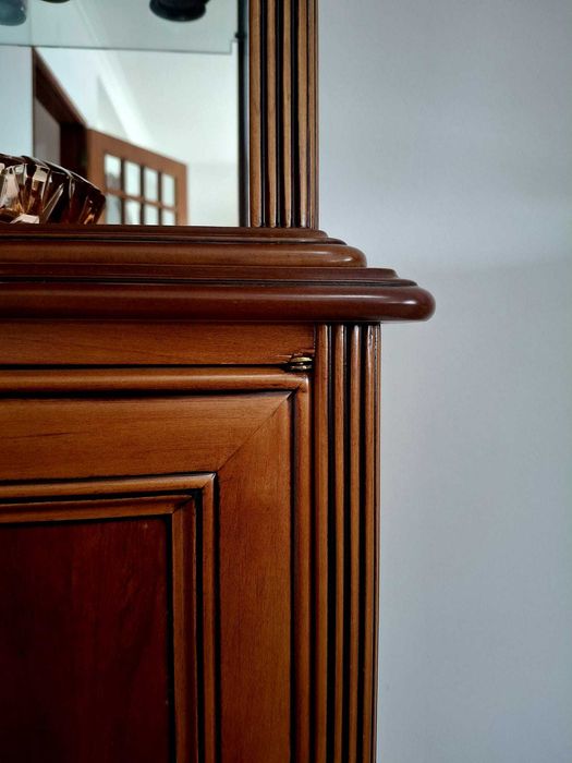 Móvel Bar de Canto em Madeira Maciça de Cerejeira – Estilo Clássico