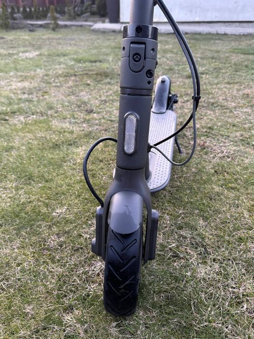 Електросамокат Xiaomi Mi Electric Scooter Essential