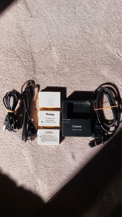 Цифровая зеркальна камера Canon 700D +сумка в подарунок