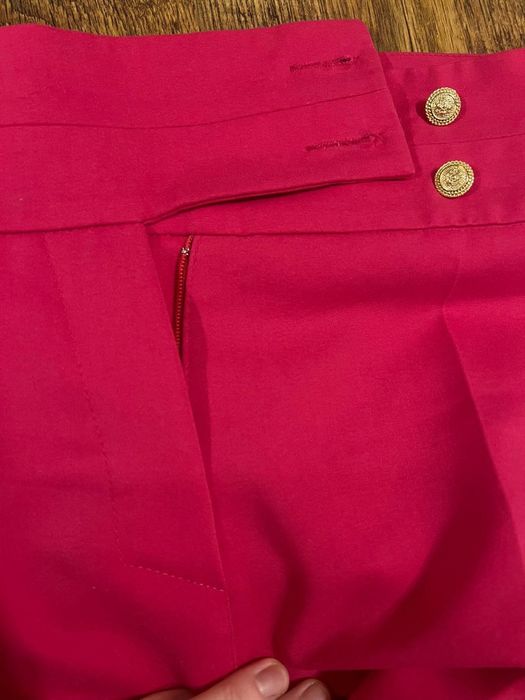 Różowy garnitur damski magenta fuksja, złote guziki uniwersalny