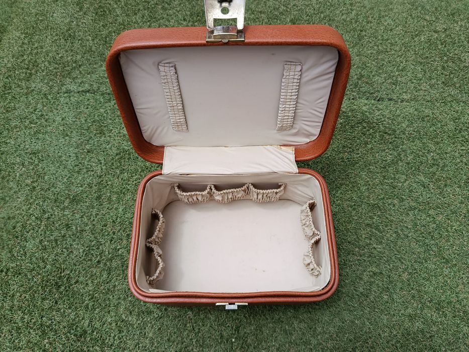 Mala de Beleza Vintage Castanha em Bom Estado | Vintage Brown Vanity Case in Good Condition