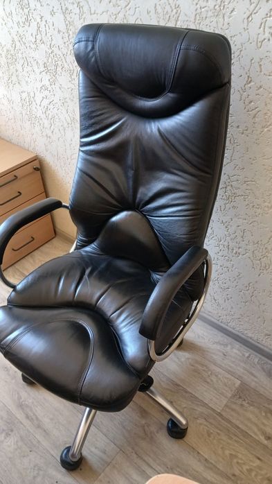 Шкіряне офісне крісло