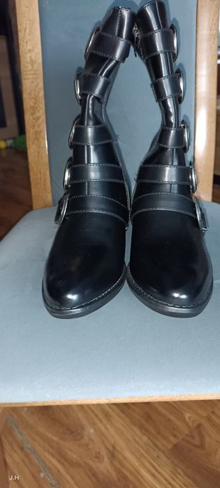 Botki, kowbojki, czarne ze sprzączkami.