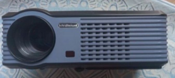 Projektor LED Vivibright z instrukcją