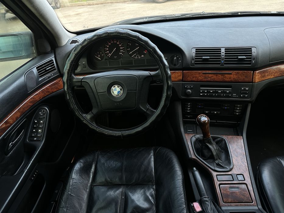 Черная BMW E39 ГАЗ Бензин