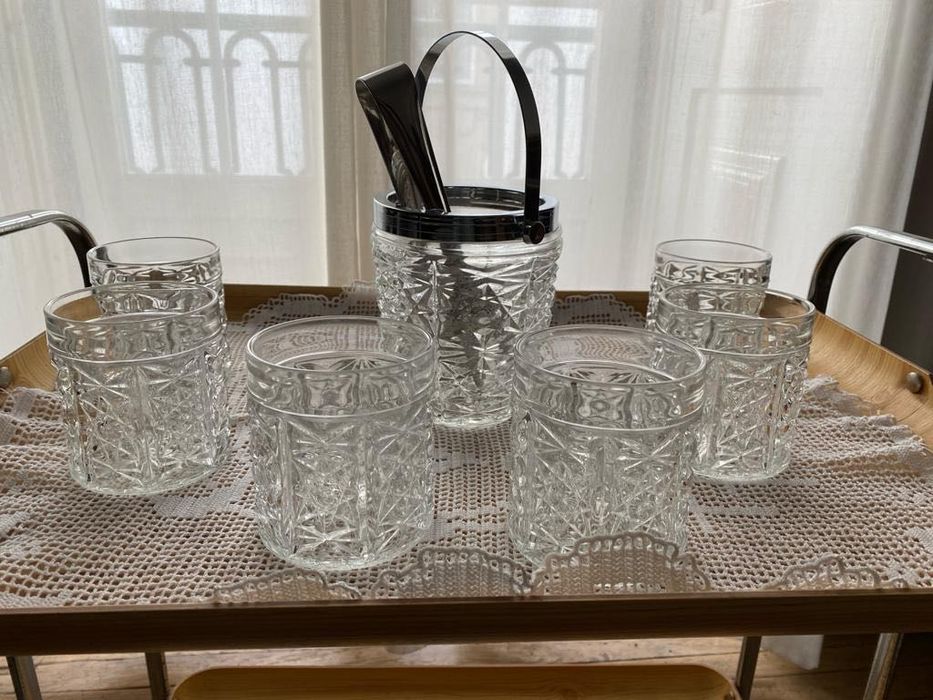 Balde de gelo e copos