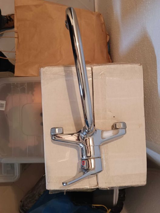 Torneira de cozinha instalação mural, acabamento cromado ROCA