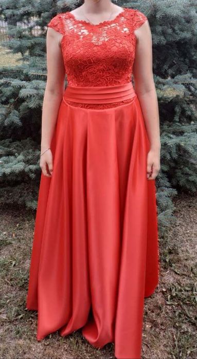 Червона вечірня сукня