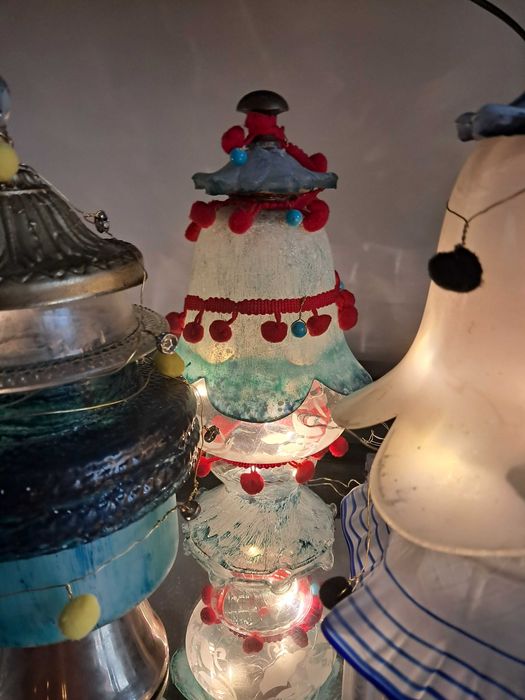 Árvore Natal com luz em vidro recuperado e