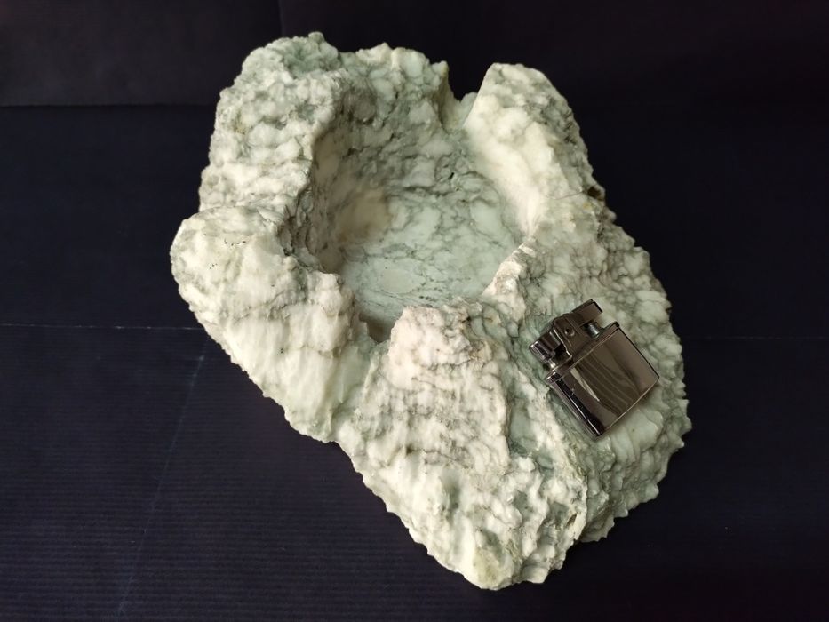 Cinzeiro em pedra com oferta isqueiro