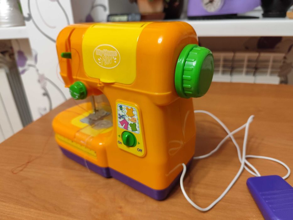 Детская швейная машинка. На батарейках. Рабочая.