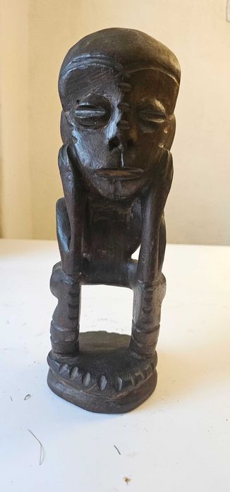 AFR13 Rzeźba Kongo/Zair – postać w pozie kontemplacyjnej, lata 70