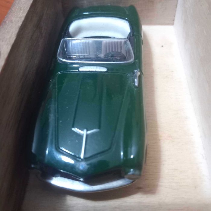 4 BMW descapotável 1/43 com caixa de madeira e acrílico NOVO