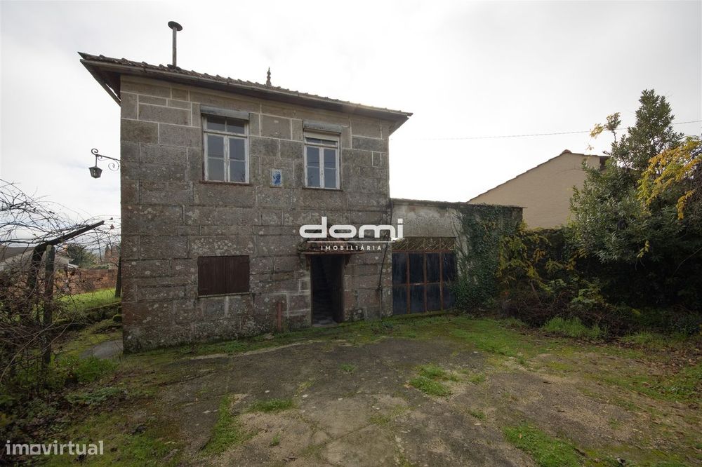 Moradia V2 em Pedra com Terreno – Santa Cruz da Trapa, São Pedro do Su
