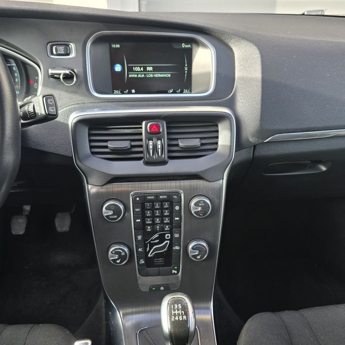 VOLVO V40 D2 - Versatilidade e Elegância Premium