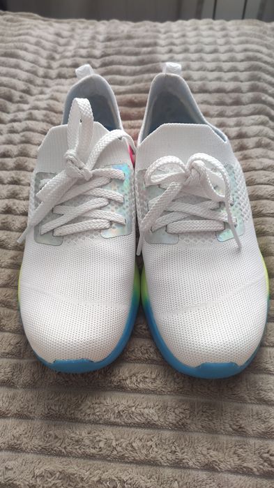 Продам жіночі легенькі кросівки Skechers