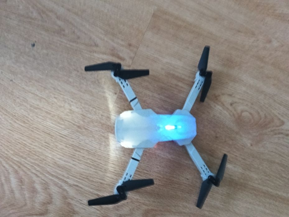 Dron do zabawy z kamerą
