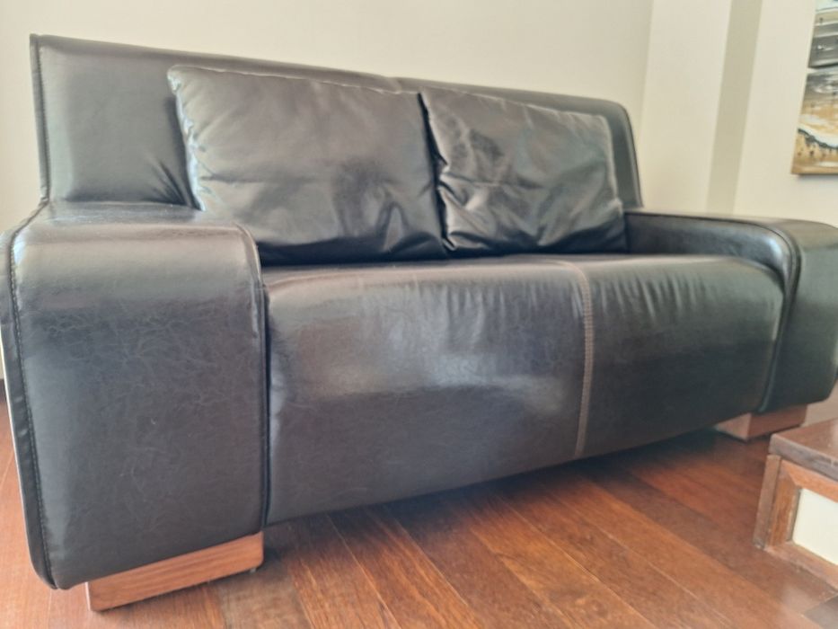 Sofá com almofadas em pele