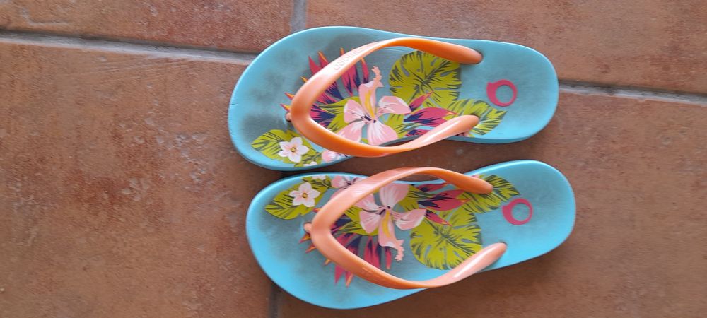 Vários Chinelos de menina em muito bom estado!