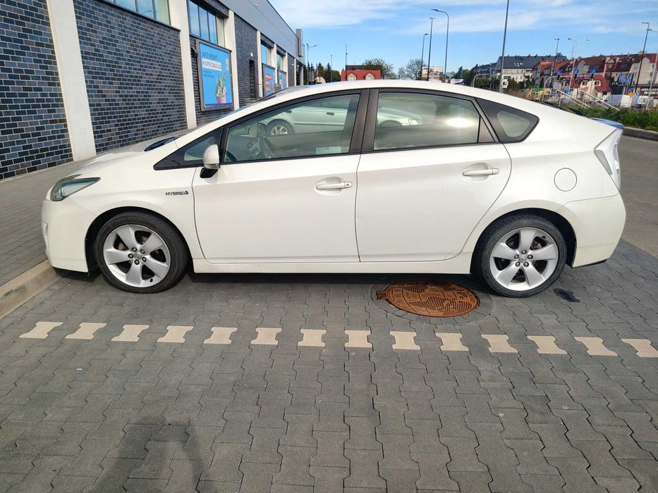 Toyota Prius III 1.8 Hybrid Sol E-shift 2010 niski przebieg polski salon