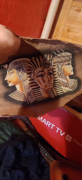 Египетские картины и статуэтки привезены из Египта.