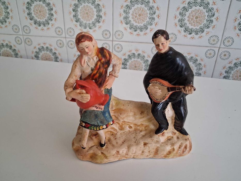 Escultura faiança portuguesa casal camponês. Coimbra, anos 60 [?]