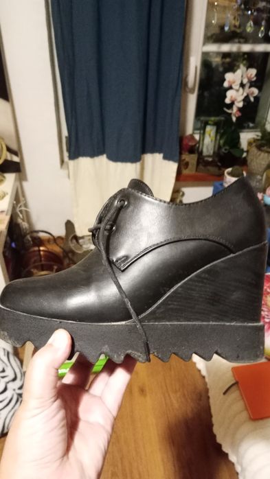 Buty na koturnie rozm.37