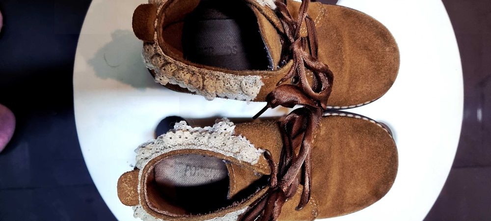 Botas castanhas com bordado, de menina