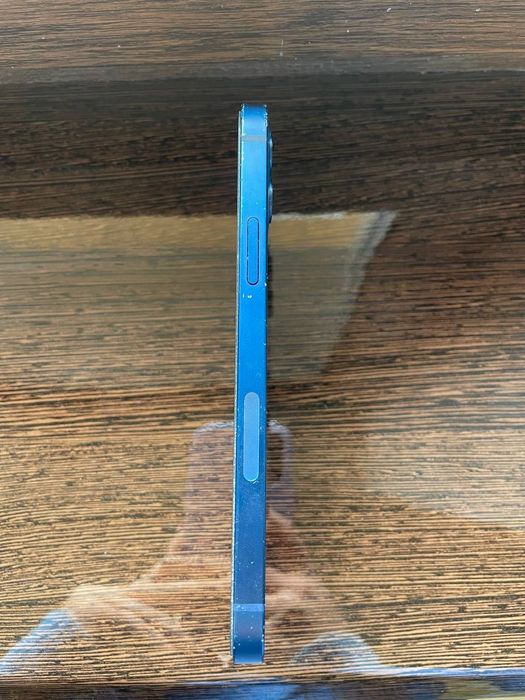 Телефон iPhone 12
