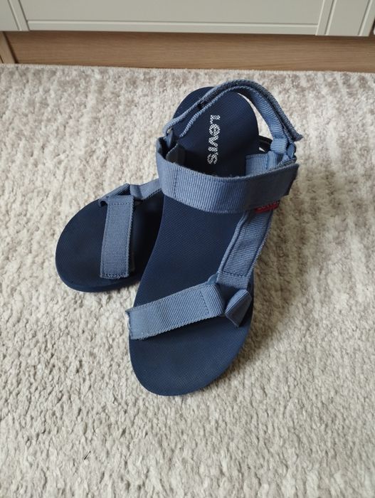 Granatowe sandały Levis cadys 40