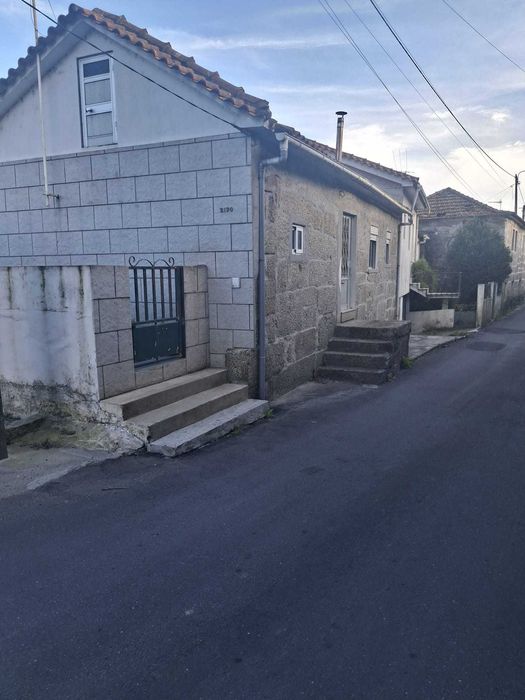 Propriedade com moradia bem localizada.