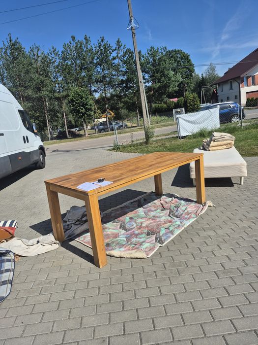 Prostokątny stół