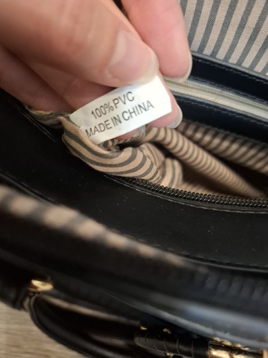 Czarna torebka z ekoskóry z ozdobnym brelokiem crossbody A4 duża