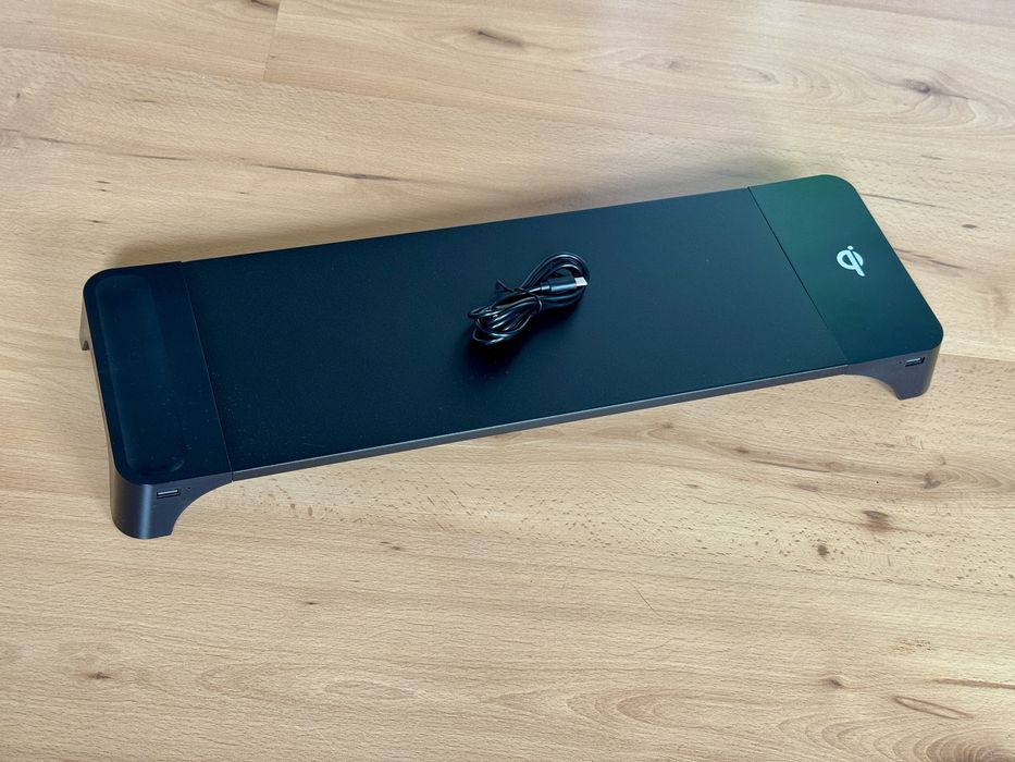 Podstawka pod monitor z ładowarką bezprzewodową i portami USB – czarna