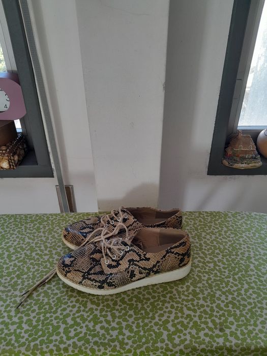 Vendo Sapatilhas de Senhora muito bonitas como novas