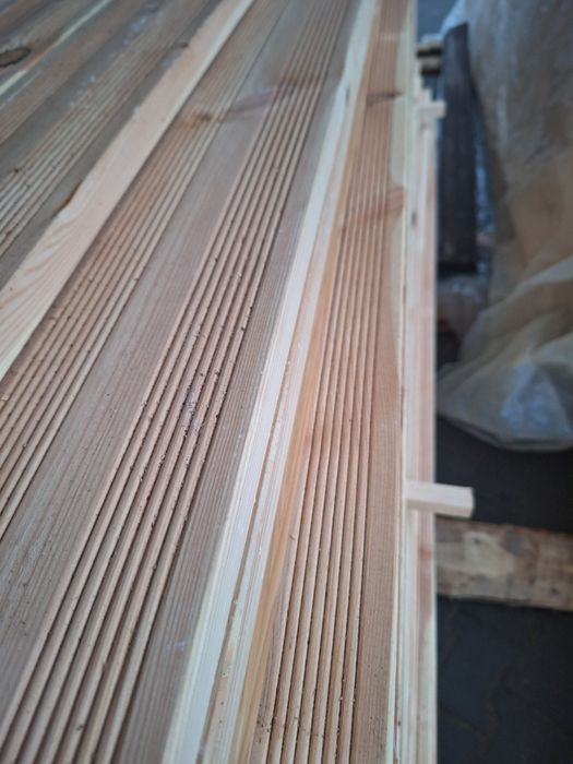 Podbitka drewniana deska elewacyjna drewno budowlane wiezba dachowa