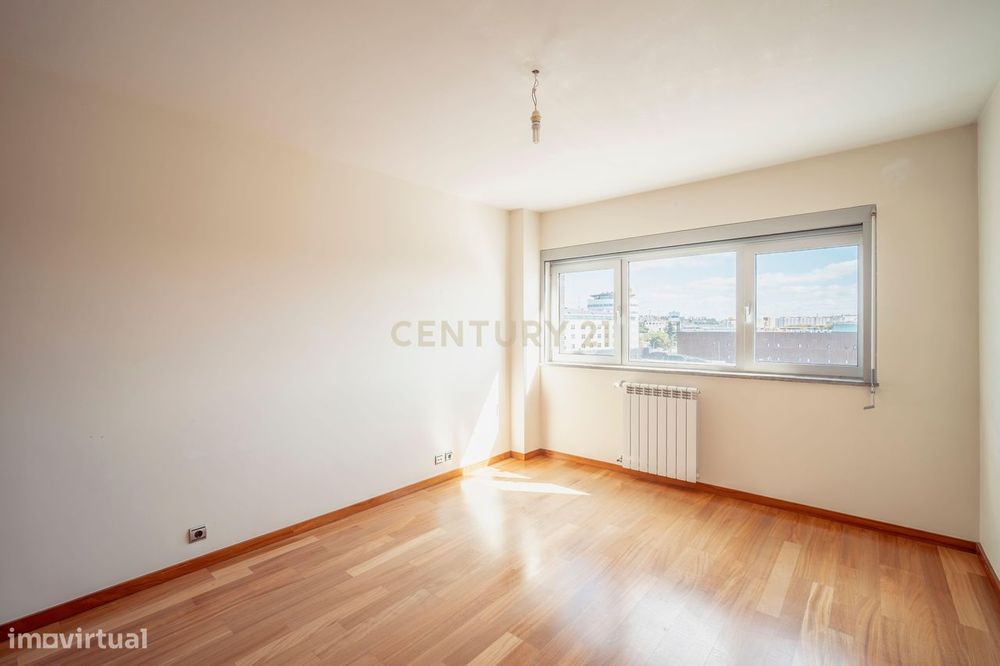 T5+1 Duplex em Linda-a-Velha com 291 m² úteis, 5 estacionamentos e vis
