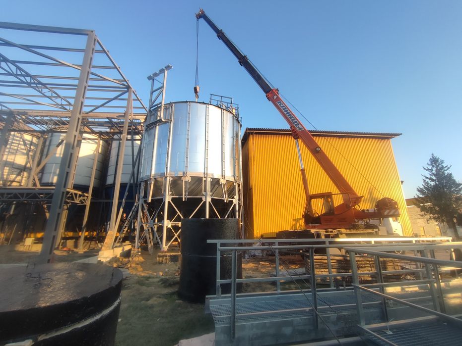 Послуги автокранів 25 тонн 28 метрів Волинська область є люлька.