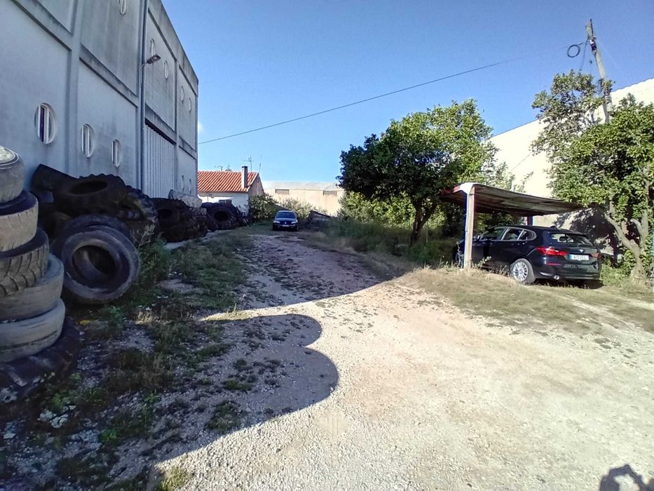 Moradias e terreno para venda - 843 m2 - Cruz da Légua - Porto de Mós