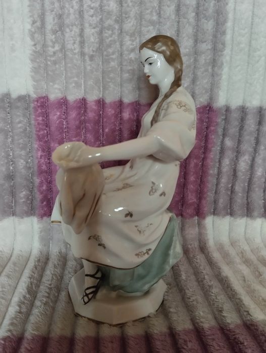 Девушка с кувшином