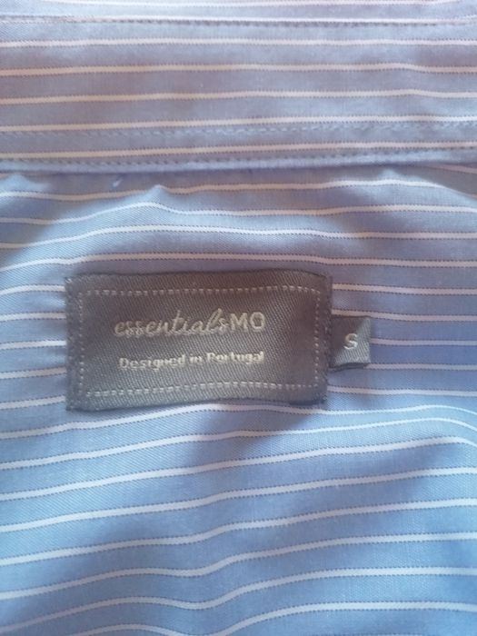 Camisa azul com riscas brancas