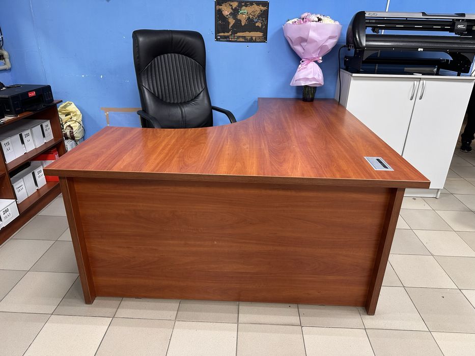 Кутовий офісний стіл з тумбою та шухлядами 155,5×170,5 см